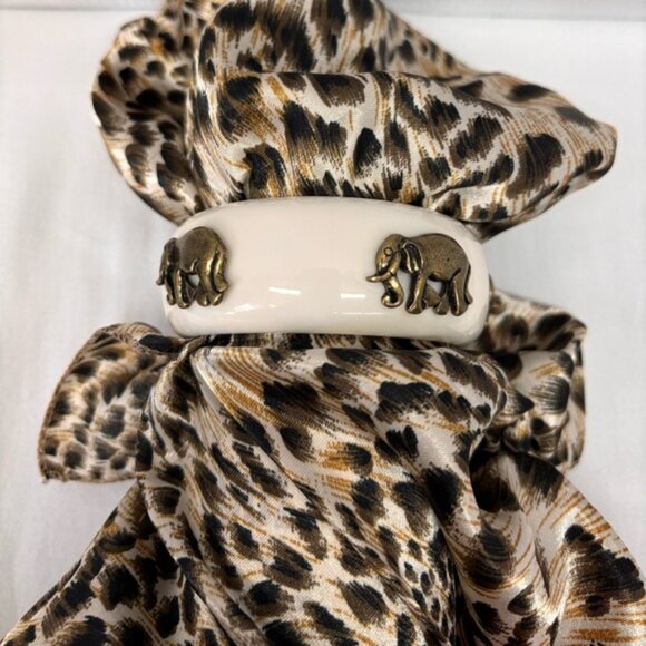 Porcelaine Cuff Bracelet with 5 Brass Elephant Details - Picture 6 of 9